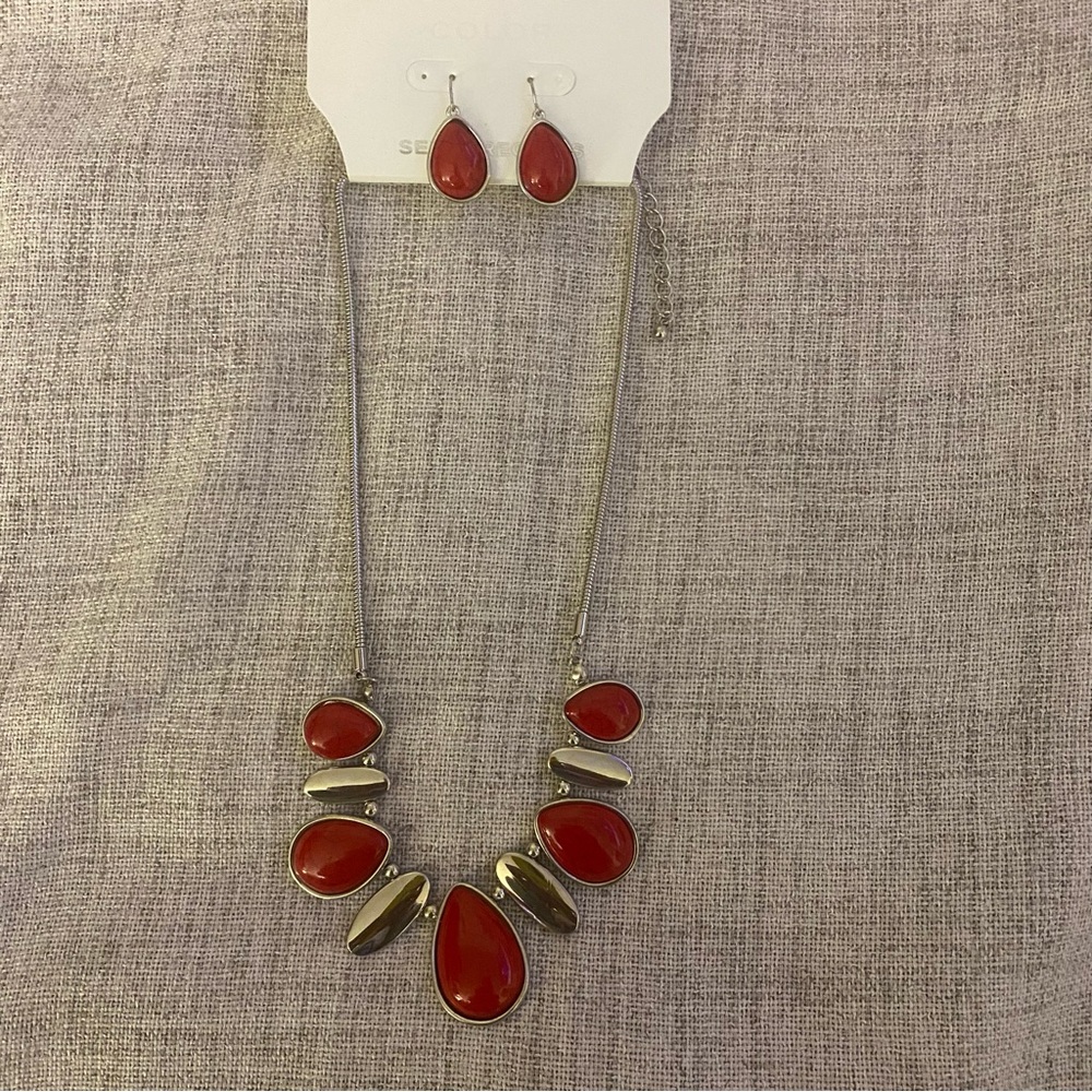 SILVER TONE NECKLACE AND EARRINGS SET NWT